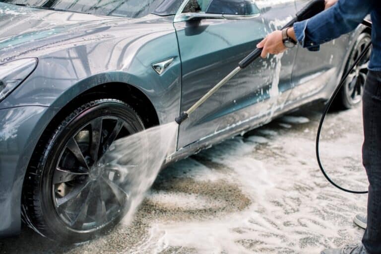 Avant de livrer une voiture, le convoyeur peut, selon vos besoins, nettoyer votre véhicule