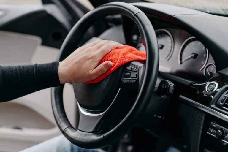 Selon vos attentes, le convoyeur peut aussi nettoyer l'intérieur de la voiture à livrer.