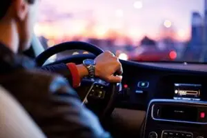Le convoyeur automobile achemine une voiture en sécurité