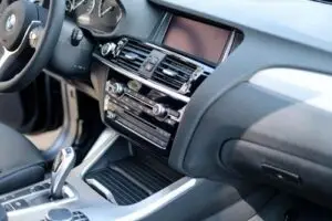 Intérieur luxueux de voiture ; confort et équipement pour un convoyage agréable avec KirriGo.