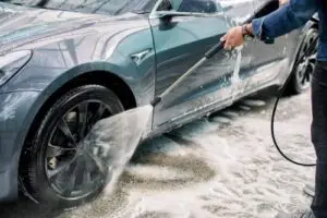 Lavage haute pression d'une voiture de luxe ; préparation de véhicule pour livraison KirriGo.