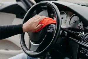 Nettoyage de l'intérieur d'une voiture ; soin apporté aux véhicules convoyés par KirriGo.