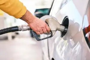 Plein du réservoir d'essence ou de gasoil d'une voiture ; préparation pour un long trajet de convoyage KirriGo.