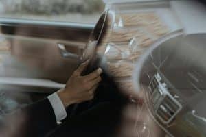 Convoyeur professionnel au volant d'un véhicule haut de gamme – service de convoyage KirriGo