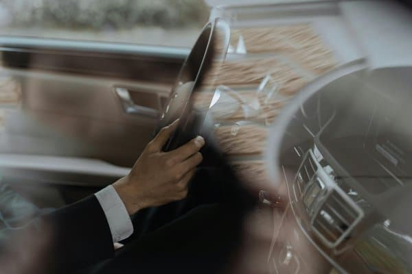 Convoyeur professionnel au volant d'un véhicule haut de gamme – service de convoyage KirriGo
