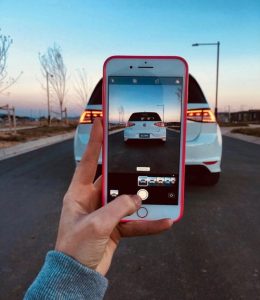 Prise de photo arrière d’un véhicule pour état des lieux avant convoyage automobile