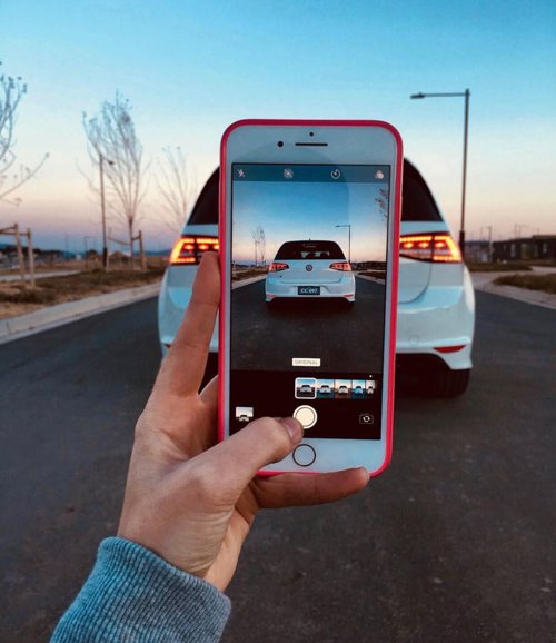Prise de photo arrière d’un véhicule pour état des lieux avant convoyage automobile